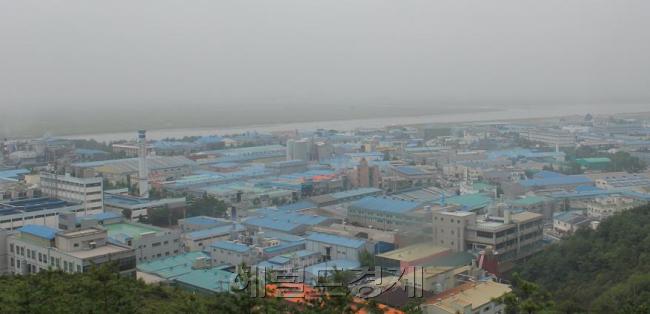 안개가 자욱한 시흥스마트허브. 최근 내수와 수출이 동시에 어려워지면서 이 지역 중소기업이 가동률 조정으로 생산액이 줄고 있다.  원호연 기자/why37@heraldm.com