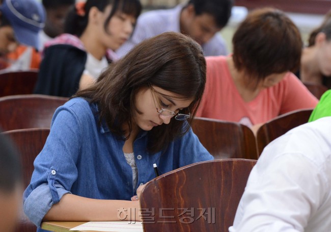 제27회 한국어능력시험(TOPIK)이 22일 전국 14개 시험장에서 열렸다. 이번 시험에는 역대 최대 인원인 1만 9344명이 응시했다. 서울 경희대에서 응시생들이 시험을 보고 있다. 박해묵 기자/mook@heraldm.com
제27회 한국어능력시험(TOPIK)이 22일 전국 14개 시험장에서 열렸다. 이번 시험에는 역대 최대 인원인 1만 9344명이 응시했다. 서울 경희대에서 응시생들이 시험을 보고 있다. 박해묵 기자/mook@heraldm.com
제27회 한국어능력시험(TOPIK)이 22일 전국 14개 시험장에서 열렸다. 이번 시험에는 역대 최대 인원인 1만 9344명이 응시했다. 서울 경희대에서 응시생들이 시험을 보고 있다. 박해묵 기자/mook@heraldm.com