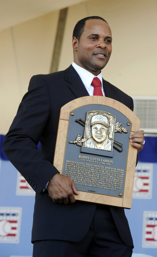 Former Cincinnati Reds star Barry Larkin holds his Hall of Fame plaque on Sunday.  AP-Yonhap News