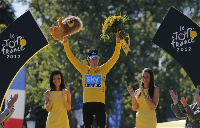 Bradley Wiggins celebrates his victory on the podium on Sunday.
AP-Yonhap News