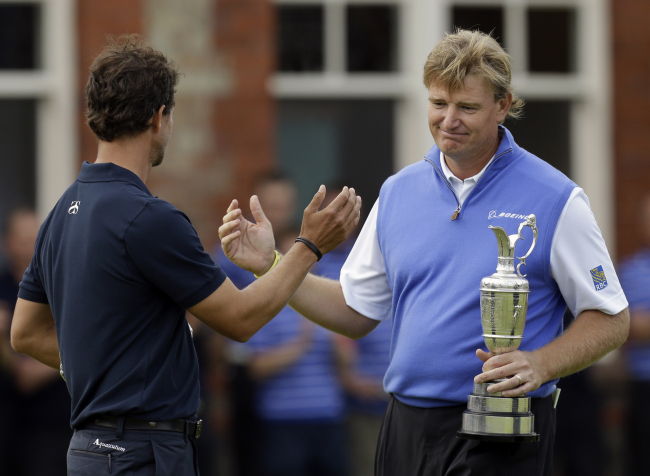 Ernie Els (right) shakes hands with Adam Scott after his British Open win on Sunday.  AP-Yonhap News