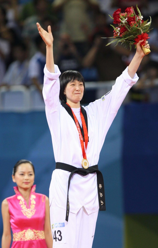 Korea’s Hwang Kyung-seon celebrates her gold medal at the 2008 Beijing Olympics.  Yonhap News