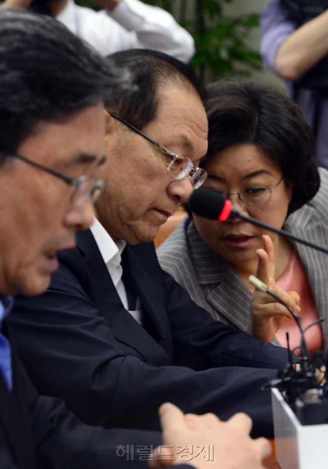 새누리당 황우여 대표가 23일 오전 국회에서 열린 최고위원회의에서 이혜훈 최고위원과 이야기를 나누고 있다. 박해묵 기자/mook@heraldm.com
새누리당 황우여 대표가 23일 오전 국회에서 열린 최고위원회의에서 이혜훈 최고위원과 이야기를 나누고 있다. 박해묵 기자/mook@heraldm.com