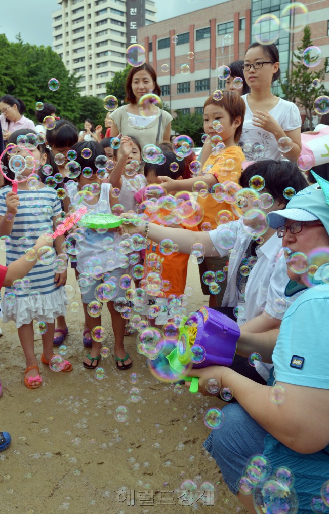 종로구는 방학을 맞아 23일 종로구 교통초등학교에서 북스타트데이 행사를 열어 아이들이 동화속 놀이체험으로 비눗방울놀이를 하고 있다.<br />김명섭 기자 msiron@
종로구는 방학을 맞아 23일 종로구 교통초등학교에서 북스타트데이 행사를 열어 아이들이 동화속 놀이체험으로 비눗방울놀이를 하고 있다.
김명섭 기자 msiron@
종로구는 방학을 맞아 23일 종로구 교통초등학교에서 북스타트데이 행사를 열어 아이들이 동화속 놀이체험으로 비눗방울놀이를 하고 있다.
김명섭 기자 msiron@