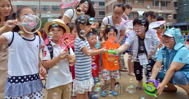 종로구는 방학을 맞아 23일 종로구 교통초등학교에서 북스타트데이 행사를 열어 아이들이 동화속 놀이체험으로 비눗방울놀이를 하고 있다.<br />김명섭 기자 msiron@
종로구는 방학을 맞아 23일 종로구 교통초등학교에서 북스타트데이 행사를 열어 아이들이 동화속 놀이체험으로 비눗방울놀이를 하고 있다.
김명섭 기자 msiron@
종로구는 방학을 맞아 23일 종로구 교통초등학교에서 북스타트데이 행사를 열어 아이들이 동화속 놀이체험으로 비눗방울놀이를 하고 있다.
김명섭 기자 msiron@