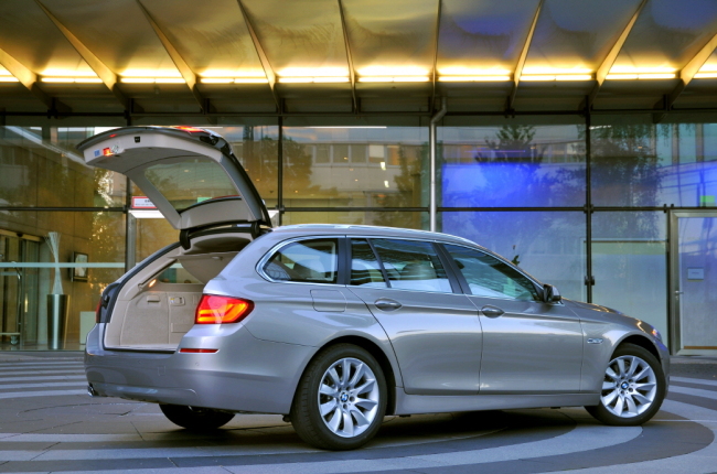 (자동차특집-BMW) BMW, 여행을 부르는 5시리즈 투어링 출시