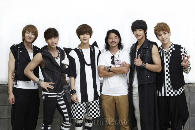 SHINee members pose for photo with figure artist Michael Lau (third from right).  S.M. Entertainment