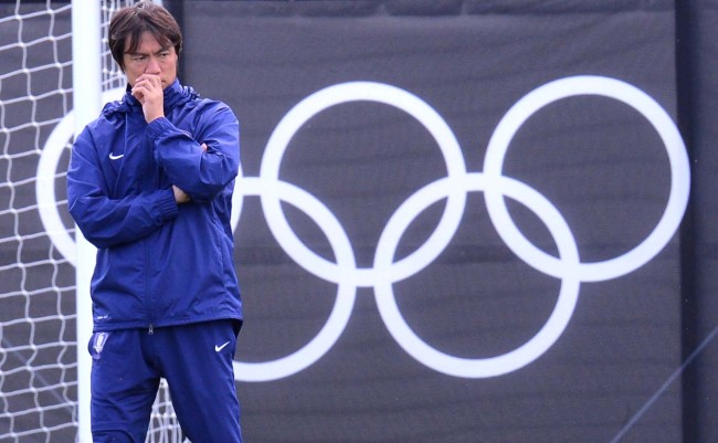 Hong Myung-bo, head coach of the South Korean Olympic football team, watches his players practice on Cochrane Park Sports Ground in Newcastle, England, Sunday. South Korea is seeking its first Olympic medal in men’s football.  (Ahn Hoon/The Korea Herald)