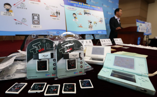 A KCS official announces its confiscation of illegally copied Nintendo games on Monday.   Yonhap News