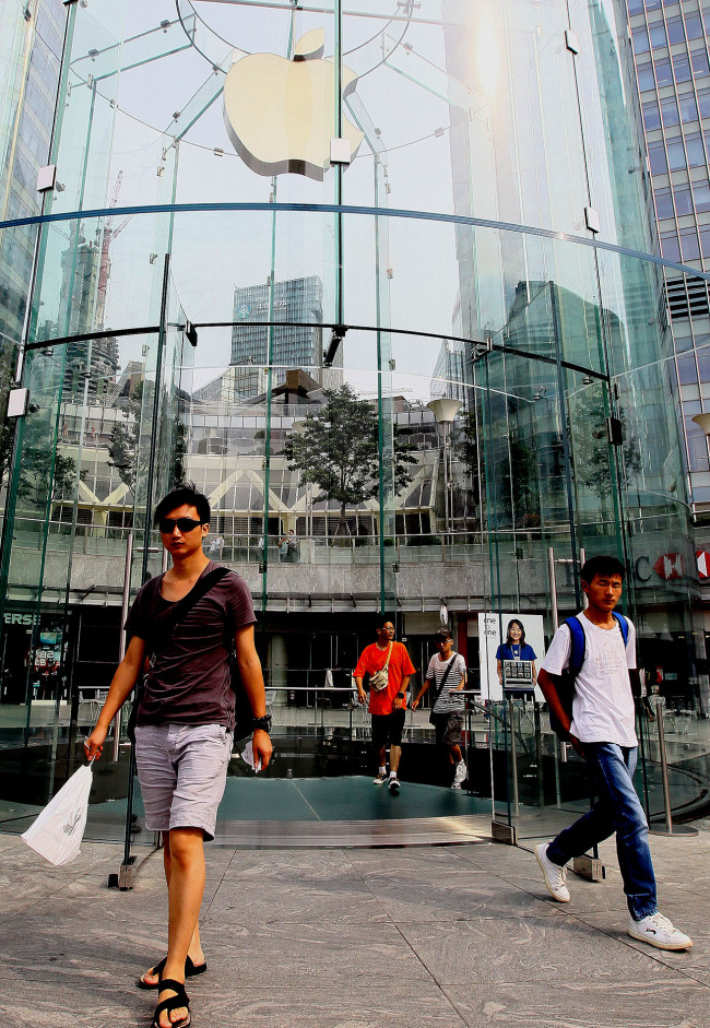Citizens walk out of an Apple store in Shanghai.
Xinhua-Yonhap News