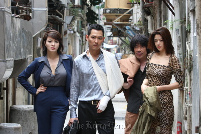 From left: Kim Hye-soo, Lee Jung-jae, Oh Dal-soo and Gianna Jun star in director Choi Dong-hun’s upcoming heist film “The Thieves.” 1st Look