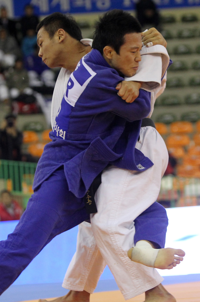 Korea’s Wang Ki-chun (front) and Japan’s Nakaya Riki  (Yonhap News)