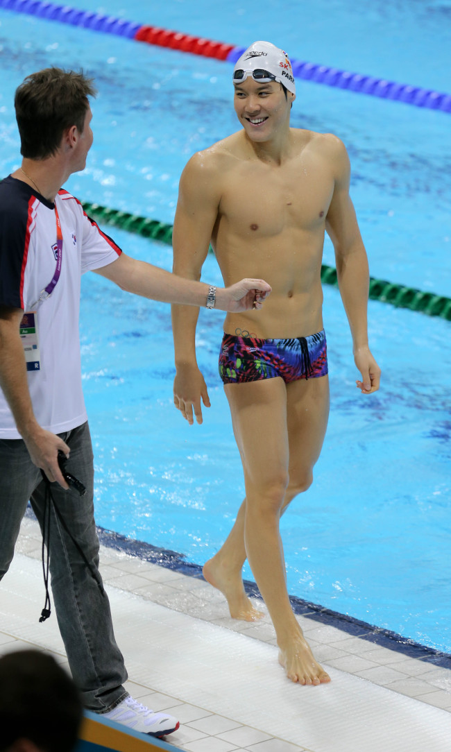 Korea’s Park Tae-hwan talks with his coach on Monday.  Ahn Hoon/The Korea Herald