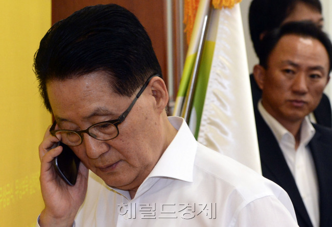 박지원 민주통합당 원내대표가 24일 오전 국회에서 열린 원내대책회의 도중 전화통화를 하고 있다. 박해묵 기자/mook@heraldm.com
박지원 민주통합당 원내대표가 24일 오전 국회에서 열린 원내대책회의 도중 전화통화를 하고 있다. 박해묵 기자/mook@heraldm.com
