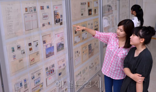스마트 기기가 발달하면서 젊은사람들이 손수 쓴 편지를 봉투에 담아 우표를 붙여 보내는 모습이 사라져가는 가운데 24일 서초구청 서초플라자에서 우표에대한 관심을 고취시키고자 지난해에 이어 우표전시회를 가졌다.<br />이상섭 기자. babtong@heraldm.com 2012.07.24
스마트 기기가 발달하면서 젊은사람들이 손수 쓴 편지를 봉투에 담아 우표를 붙여 보내는 모습이 사라져가는 가운데 24일 서초구청 서초플라자에서 우표에대한 관심을 고취시키고자 지난해에 이어 우표전시회를 가졌다.
이상섭 기자. babtong@heraldm.com 2012.07.24
스마트 기기가 발달하면서 젊은사람들이 손수 쓴 편지를 봉투에 담아 우표를 붙여 보내는 모습이 사라져가는 가운데 24일 서초구청 서초플라자에서 우표에대한 관심을 고취시키고자 지난해에 이어 우표전시회를 가졌다.
이상섭 기자. babtong@heraldm.com 2012.07.24