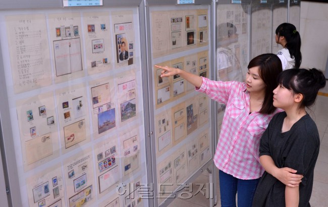 스마트 기기가 발달하면서 젊은사람들이 손수 쓴 편지를 봉투에 담아 우표를 붙여 보내는 모습이 사라져가는 가운데 24일 서초구청 서초플라자에서 우표에대한 관심을 고취시키고자 지난해에 이어 우표전시회를 가졌다.<br />이상섭 기자. babtong@heraldm.com 2012.07.24
스마트 기기가 발달하면서 젊은사람들이 손수 쓴 편지를 봉투에 담아 우표를 붙여 보내는 모습이 사라져가는 가운데 24일 서초구청 서초플라자에서 우표에대한 관심을 고취시키고자 지난해에 이어 우표전시회를 가졌다.
이상섭 기자. babtong@heraldm.com 2012.07.24
스마트 기기가 발달하면서 젊은사람들이 손수 쓴 편지를 봉투에 담아 우표를 붙여 보내는 모습이 사라져가는 가운데 24일 서초구청 서초플라자에서 우표에대한 관심을 고취시키고자 지난해에 이어 우표전시회를 가졌다.
이상섭 기자. babtong@heraldm.com 2012.07.24