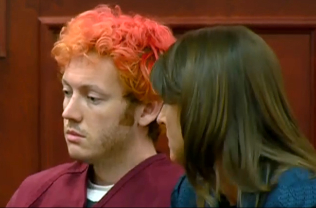 In this image taken from video provided by KUSA.com, James Holmes (left), the suspected gunman in Friday’s Colorado theater massacre, makes his first appearance in court with his attorney Tamara Brady in Centennial, Colorado on Monday.  AP-Yonhap News