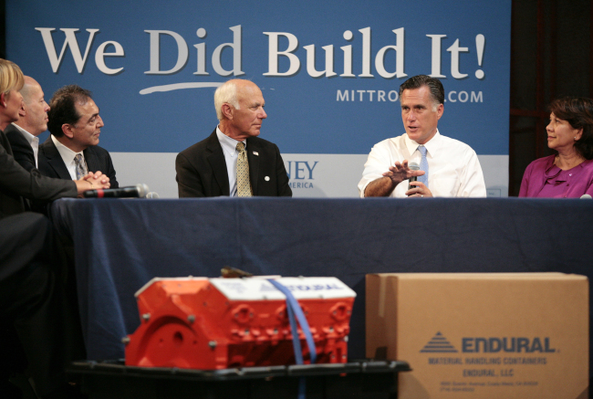 Republican presidential candidate, Mitt Romney (right) hosts a small-business roundtable during a campaign stop at Endural LLC in Costa Mesa, California on Monday.  AP-Yonhap News