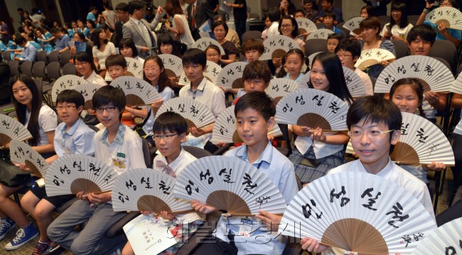 인성교육범국민실천연합 출범식이 24일 서울 중구 프레스센터 국제회의장에서 열려 참가한 아이들과 학부모들이 부채를 들고 퍼포먼스를 하고 있다.<br />김명섭 기자 msiron@
인성교육범국민실천연합 출범식이 24일 서울 중구 프레스센터 국제회의장에서 열려 참가한 아이들과 학부모들이 부채를 들고 퍼포먼스를 하고 있다.
김명섭 기자 msiron@
한국교원단체총연합회, 전국경제인연합회 등 각 분야 단체가 함께 인성교육의 중요성을 널리 알리기 위해 24일 ‘인성교육범국민실천연합(인실련)’을 공식 출범시켰다. 출범식에 참석한 학생들이 인성실천이란 글자가 새겨진 부채를 들고 활짝 웃고 있다.  김명섭 기자/msiron@heraldm.com