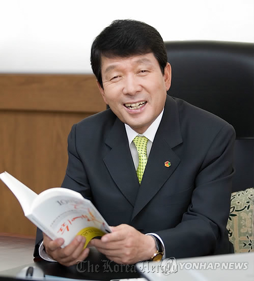 Kim Young-shik
김영식, 천호식품 최고경영자/Chunho Food receives belated thanks for goodwill gifts