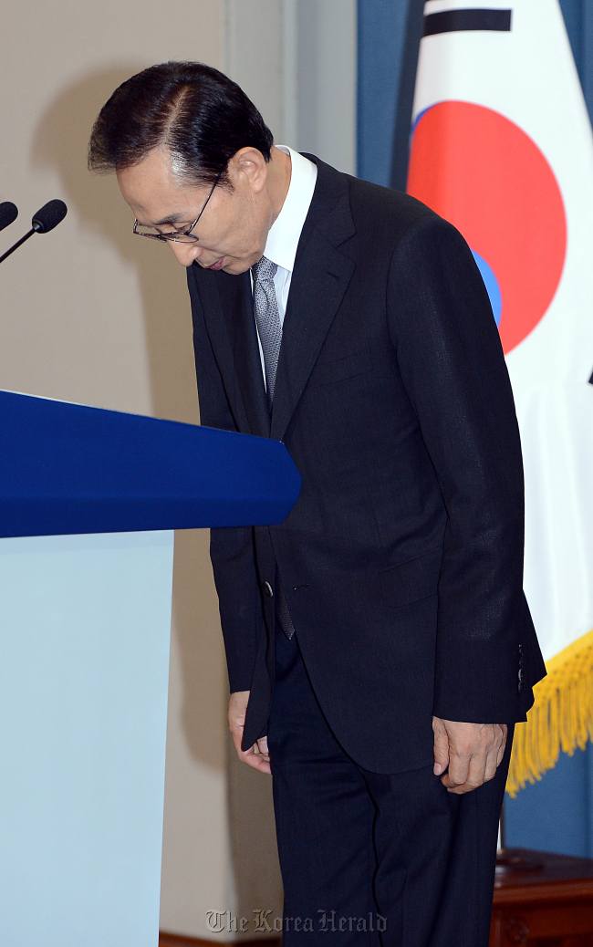 President Lee Myung-bak bows as he apologizes at Cheong Wa Dae on Tuesday for corruption scandals involving his elder brother and former aides.
Chung Hee-cho/The Korea Herald