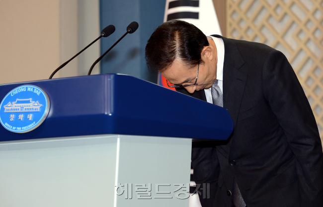 24일 오후 이명박 대통령이 고개숙여 대국민사과를 하고 있다.<br />정희조 기자/checho@heraldm.com 120724
24일 오후 이명박 대통령이 고개숙여 대국민사과를 하고 있다.
정희조 기자/checho@heraldm.com 120724
24일 오후 이명박 대통령이 고개숙여 대국민사과를 하고 있다.
정희조 기자/checho@heraldm.com 120724