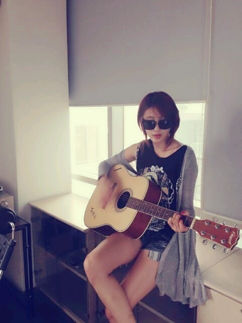 현아(문현아), 가수(나인뮤지스)/나인뮤지스 현아, 기타 삼매경 ‘이런 모습 처음이야’