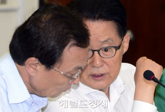 박지원 민주통합당 원내대표가 25일 오전 국회에서 열린 최고위원회의에서 모두발언을 마친 뒤 이해찬 당대표와 이야기를 나누고 있다. 박해묵 기자/mook@heraldm.com
박지원 민주통합당 원내대표가 25일 오전 국회에서 열린 최고위원회의에서 모두발언을 마친 뒤 이해찬 당대표와 이야기를 나누고 있다. 박해묵 기자/mook@heraldm.com