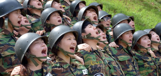 성신여대는 방학을 맞아 25일 경기도 부천 9공수 특전여단에서 스마트리더 캠프를 열어 여학생들이 특전훈련을 받고 있다.<br />김명섭 기자 msiron@