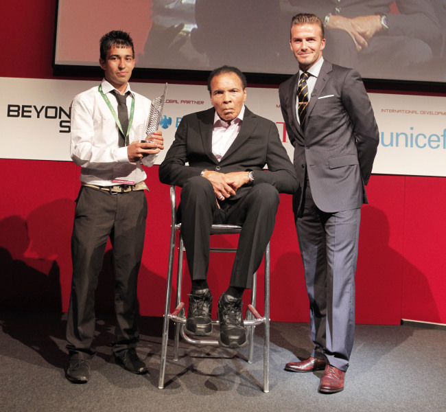 The handout photo provied by Beyond Sport shows soccer player David Beckham (right) and former boxer Muhammad Ali (center), together at the Beyond Sport Summit in London to present the inaugural Generation Ali Beyond Sport Award.  AP-Yonhap News