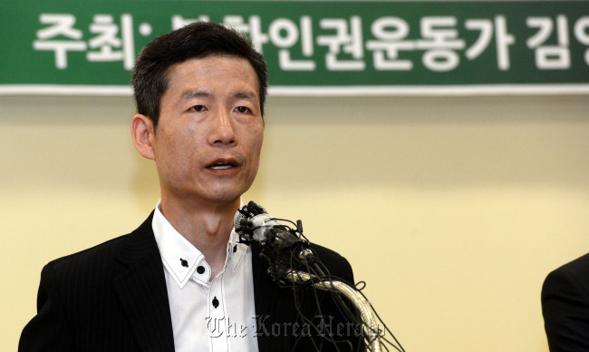 Kim Young-hwan, a North Korea human rights activist freed last week from detention in China, speaks at a news conference in downtown Seoul on Thursday.  Chung Hee-cho/The Korea Herald