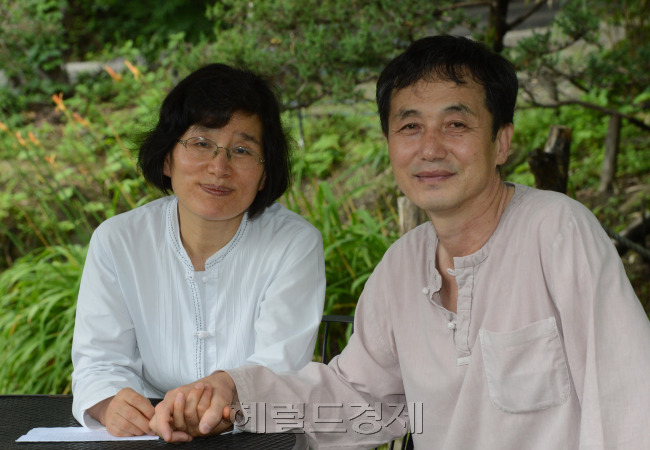 Gang Su-suk (left) and her husband Tag Jeong-sig. Chung Hee-cho/The Korea Herald