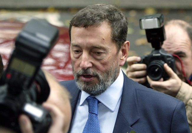 <YONHAP PHOTO-0110> FILE This Wednesday Nov. 2, 2005 file photo shows Britain's former Secretary of State for Work and Pensions, David Blunkett, arriving at the Foreign Press Association in central London for a press conference where he announced his resignation from the post. On Tuesday, July 24, 2012, British prosecutors announced charges against eight people alleged to have been involved in a phone hacking scheme with more than 600 targets. Some of the prominent alleged victims of the phone hacking are thought to have included, Paul McCartney, Heather Mills, Angelina Jolie, Brad Pitt, Jude Law, Sadie Frost, Sienna Miller, Wayne Rooney, Sven-Goran Eriksson, Lord Frederick Windsor, John Prescott, as well as murdered 13-year old school girl who was abducted in 2002 Amanda "Milly" Dowler. (AP Photo/Jane Mingay, File)/2012-07-25 01:58:15/ <저작권자 ⓒ 1980-2012 ㈜연합뉴스. 무단 전재 재배포 금지.>
Britain’s former Secretary of State for Work and Pensions David Blunkett   AP-Yonhap News