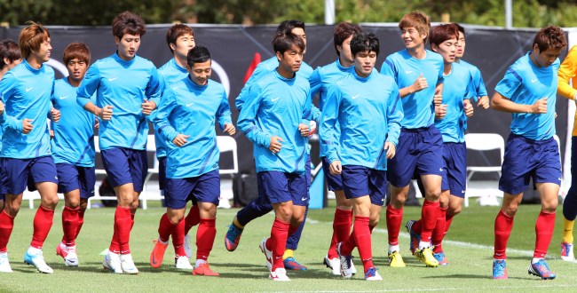 South Korea’s national soccer players run during a training session ahead of the London 2012 Olympic Games at Newcastle University in London.  Yonhap News