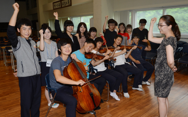 Park Su-nam (left, front row), Lee Myung (third from left, front row) and other students at Hangyoere Middle and High School take part in a group practice. (Chung Hee-cho/The Korea Herald)