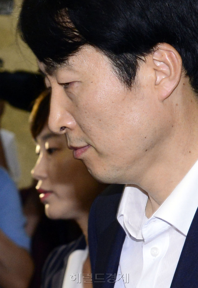 이석기·김재연 의원의 제명을 결정할 통합진보당 4차 의원총회가 26일 오전 국회 본청에서 열린 가운데 이석기 의원과 김재연 의원이 굳은 표정으로 회의장에 참석하고 있다. 박해묵 기자/mook@heraldm.com
26일 오전 열린 통합진보당 4차 의원총회에 이석기, 김재연 의원이 굳은 얼굴로 회의장에 들어서고 있다.  박해묵 기자/mook@