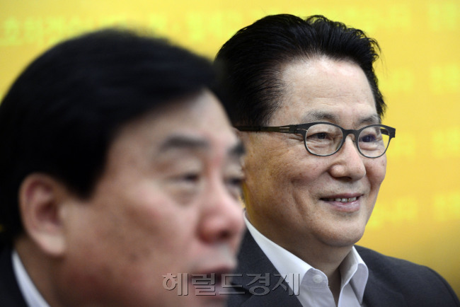 검찰로 부터 3차 소환통보를 받은 박지원 민주통합당 원내대표가 26일 오전 국회에서 고위정책회의를 가지고 있다. 박해묵 기자/mook@herlamd.com