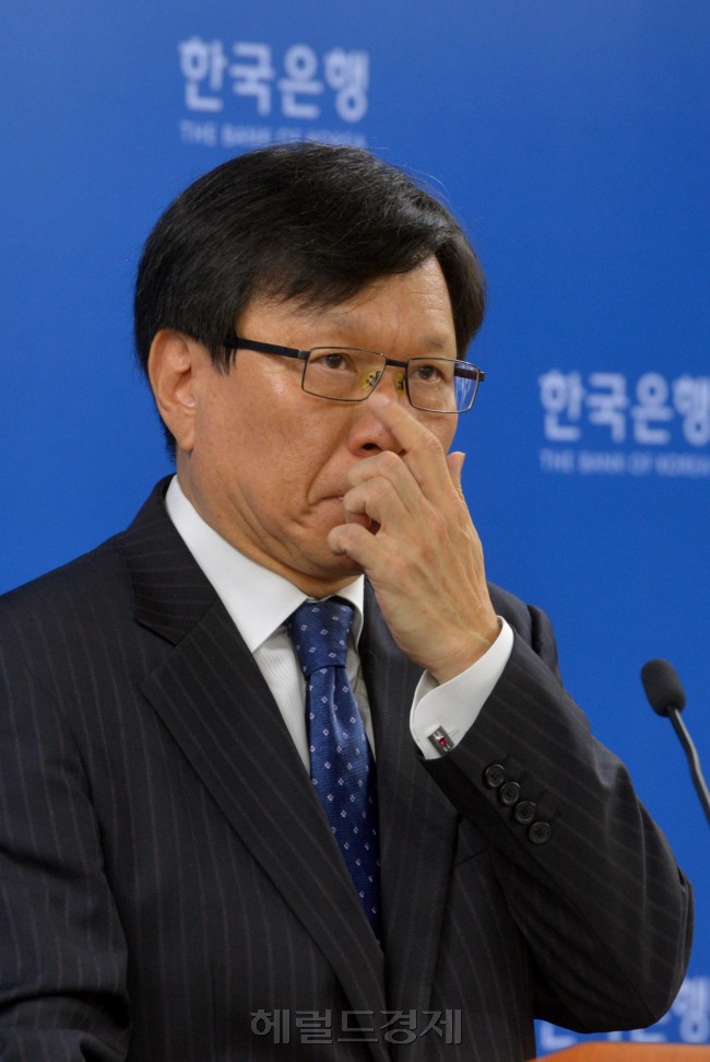 한국은행 경제통계국 김영배 국장이 26일 오전 서울 중구 남대문로 한국은행 브리핑룸에서 2012년 2분기 실질 국내총생산(GDP)을 발표하고 있다.<br />김명섭 기자 msiron@
한국은행 경제통계국 김영배 국장이 26일 오전 서울 중구 남대문로 한국은행 브리핑룸에서 2012년 2분기 실질 국내총생산(GDP)을 발표하고 있다.
김명섭 기자 msiron@
한국은행 경제통계국 김영배 국장이 26일 오전 서울 중구 남대문로 한국은행 브리핑룸에서 2012년 2분기 실질 국내총생산(GDP)을 발표하고 있다.  김명섭 기자/ msiron@