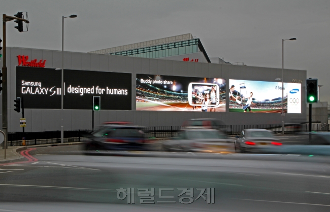 올림픽 최후의 승자는 과연 금메달 리스트일까? 경제올림픽에선 공식 스폰서 기업이다. IOC와 장기 계약을 체결한 ‘월드 와이드 파트너’ 11개 기업을 포함한 50여개의 스폰서 기업은 배타적이고 독점적인 권한으로 막대한 경제 효과의 수혜자가 된다. 삼성은 지난 1988년 서울부터 로컬 스폰서로 시작해 올림픽과 인연을 맺어왔으며, 2008년 베이징올림픽부터 2016년 리우올림픽까지는 IOC와 월드 와이드 파트너로서 계약을 체결했다. [사진제공=삼성전자]