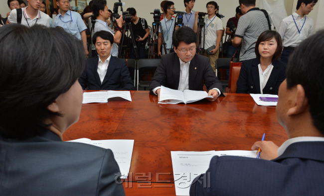 Unified Progressive Party lawmakers hold a meeting to discuss the proposed expulsion of Lee Seok-ki (left) and Kim Jae-yeon (right).   Park Hae-mook/The Korea Herald