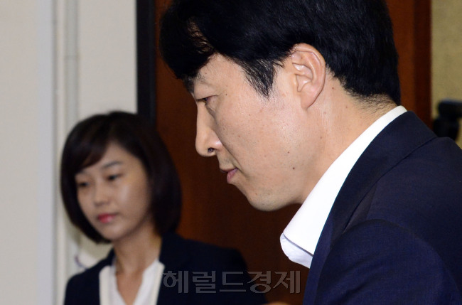 이석기·김재연 의원의 제명을 결정할 통합진보당 4차 의원총회가 26일 오전 국회 본청에서 열린 가운데 이석기 의원과 김재연 의원이 굳은 표정으로 회의장에 참석하고 있다. 박해묵 기자/mook@heraldm.com