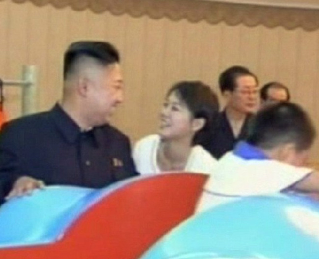 中 김정은-리설주 부인 공개소식에, “김정은 보는 눈 있네”