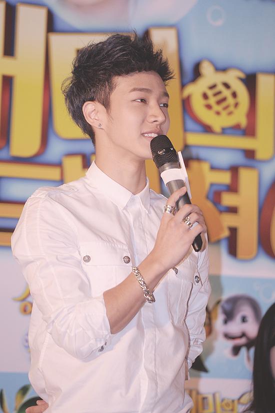 이기광, 가수(비스트), 탤런트/이기광, 첫 더빙 “웃는 장면 많아 복근 생겨..몸매 유지에 도움”