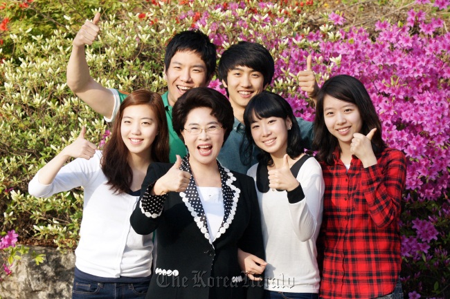 Gachon University President Lee Gil-ya poses with students at the school’s Global Campus in Seongnam, Gyeonggi Province.  Gachon Univ.