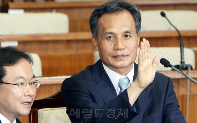 11일 국회에서 열린  대법관 인사청문회에서 김병화 후보가 선서를 하고 있다. 박현구 기자phko@heraldm.com 2012.07.11
김병화 대법관 후보는 국회 청문회에서 야당 의원들로부터 위장전입 등 10여가지 의혹을 받았지만 유일하게 위장전입에 대해서만 인정했다. 하지만 그는 선택의 여지가 없었다. 법을 수호할 최후의 보루인 대법관이 되려면 어떤 의혹의 대상이 돼서도 안 되기 때문일지 모른다.