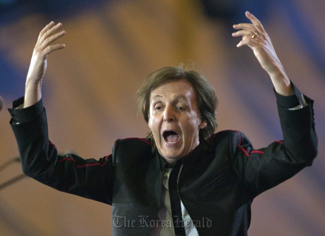 Paul McCartney performs Hey Jude at the end of the opening ceremonies for the 2012 Summer Olympics on Saturday in London.(AP-Yonhap News)