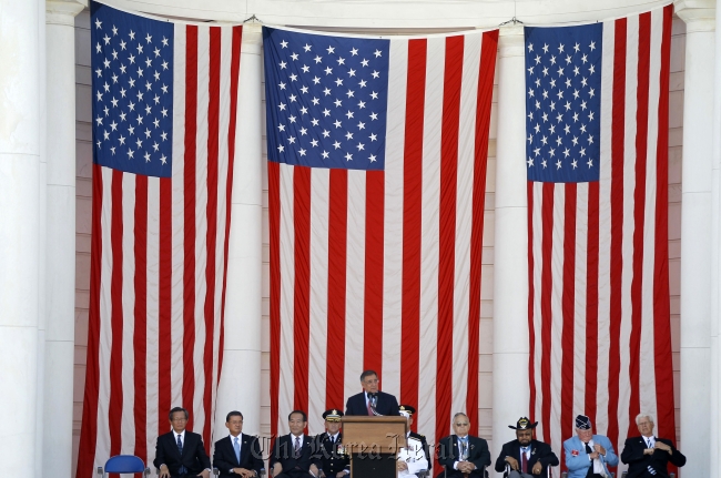 Defense Secretary Leon Panetta delivers the keynote remarks at the 59th Anniversary of the Korean War Armistice ceremony at the Arlington National Cemetery's Memorial Amphitheater on Friday at Arlington National Cemetery in Virginia in the U.S. (AP-Yonhap News)