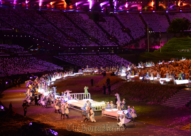Participants dance during a tribute to the National Health Service during the opening ceremony at the London 2012 Summer Olympics on Saturday.(UPI-Yonhap News)