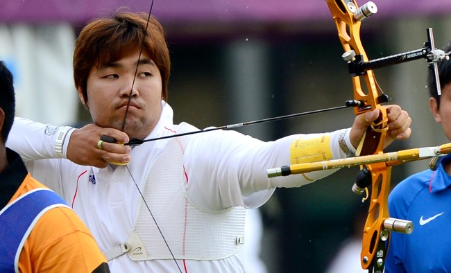 South Korean archer Im Dong-hyun draws a bow in the ranking rounds at the London Olympics on Friday.
(London Olympic Joint Press Corps)