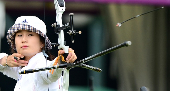 South Korean archer Ki Bo-bae shoots an arrow during the ranking rounds at the London Olympics on Friday.
(London Olympic Joint Press Corps)